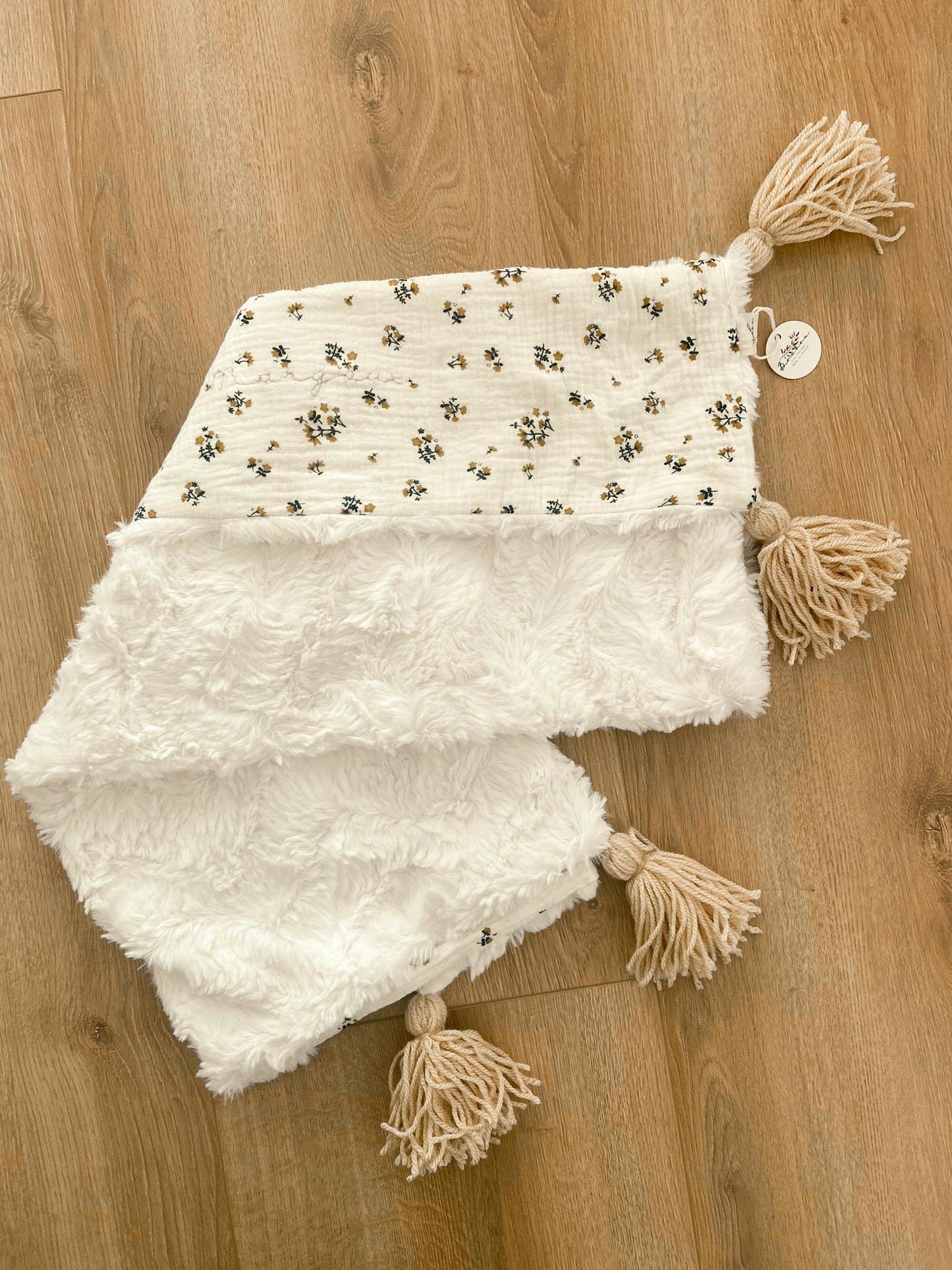 Couverture de naissance pour bébé personnalisable avec pompoms, fausse fourrure et motifs mignons.