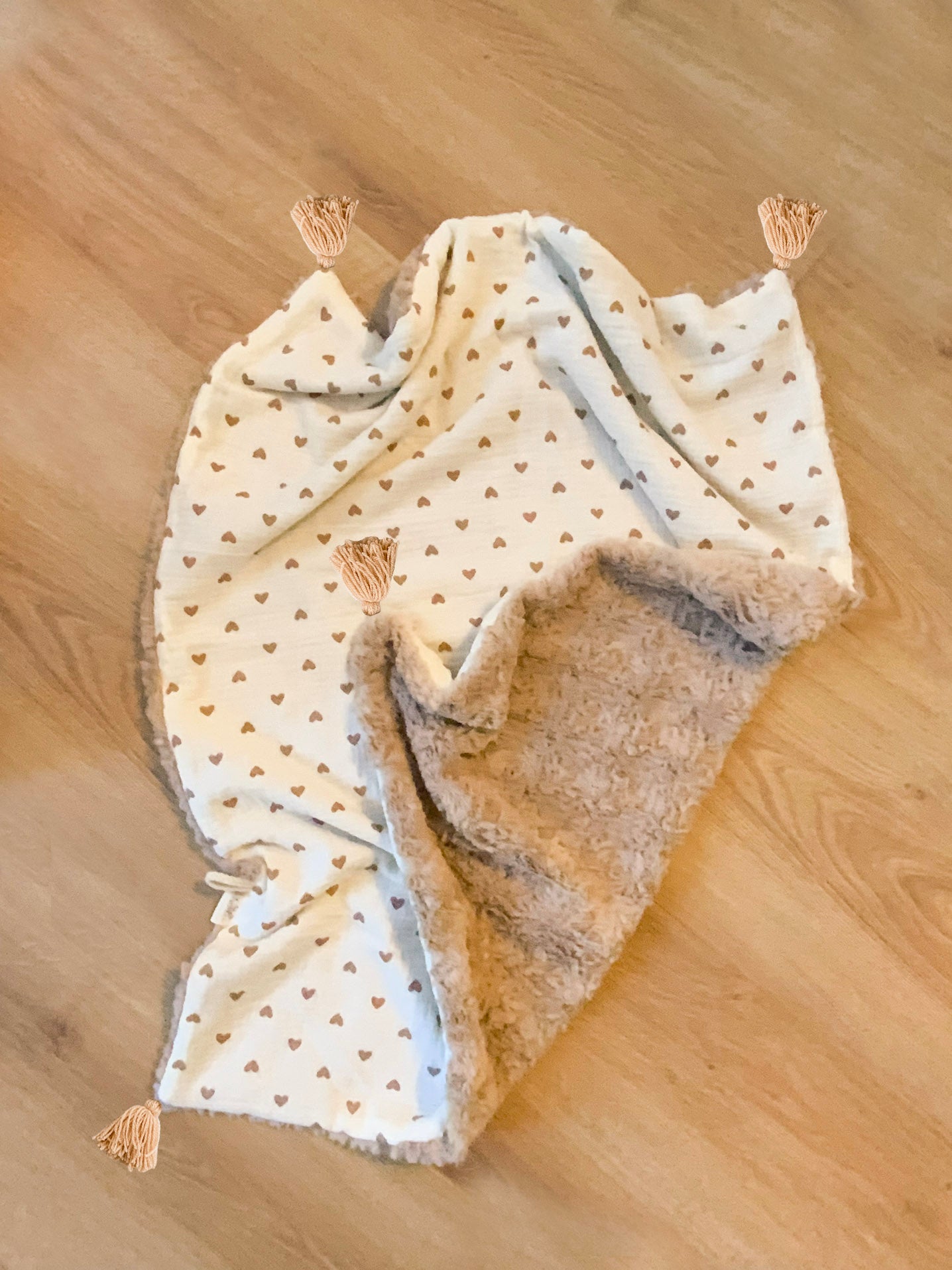 Couverture de naissance pour bébé personnalisable avec pompoms, fausse fourrure et motifs mignons.