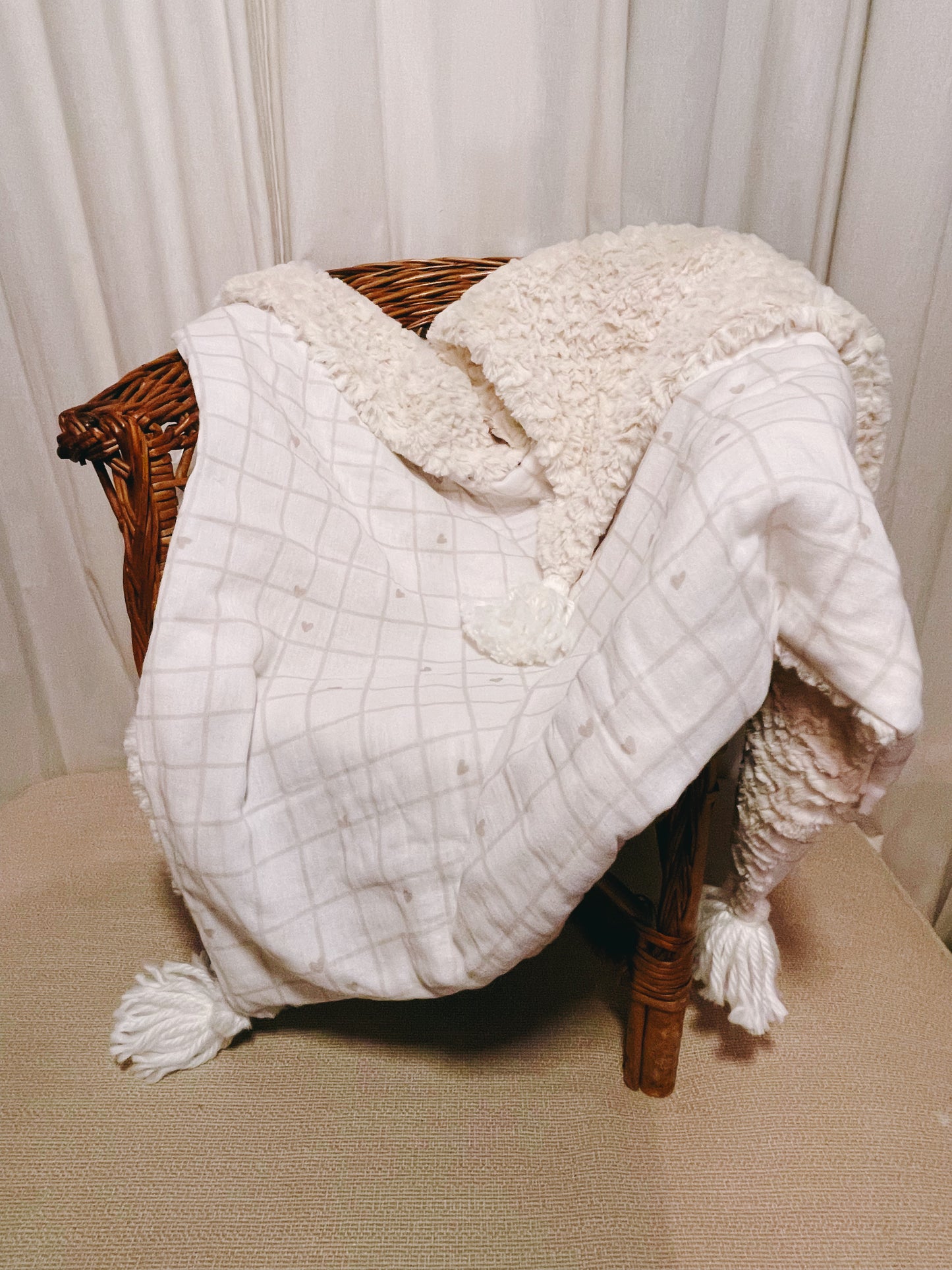 Couverture de naissance pour bébé personnalisable avec pompoms, fausse fourrure et motifs mignons.