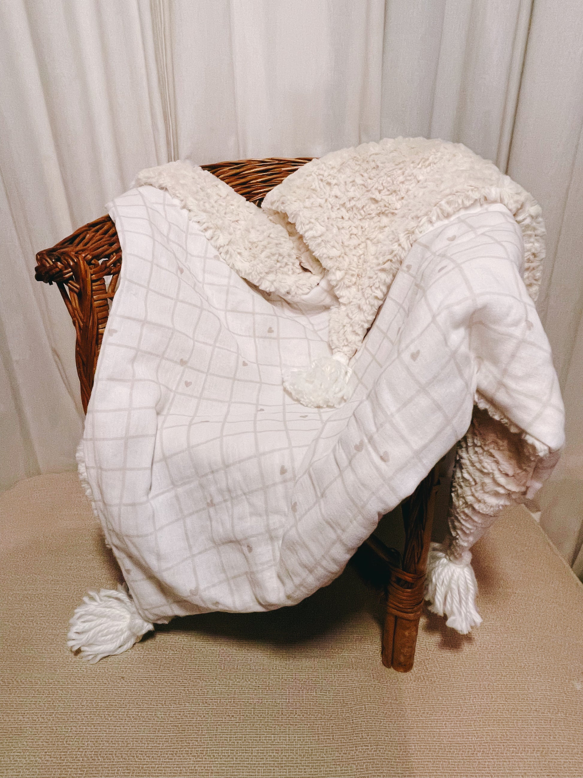 Couverture de naissance pour bébé personnalisable avec pompoms, fausse fourrure et motifs mignons.