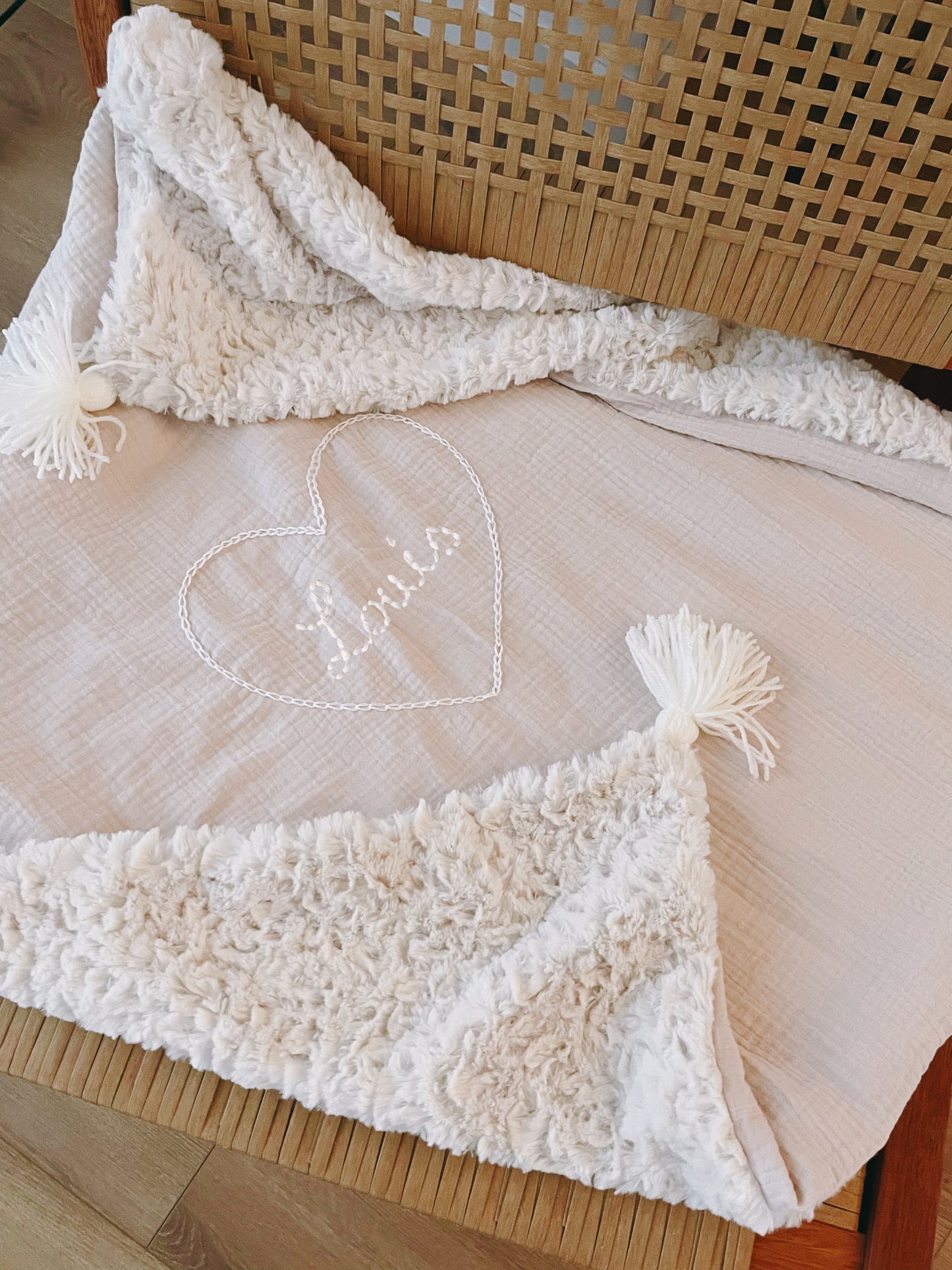 Couverture de naissance pour bébé personnalisable avec pompoms, fausse fourrure et motifs mignons.