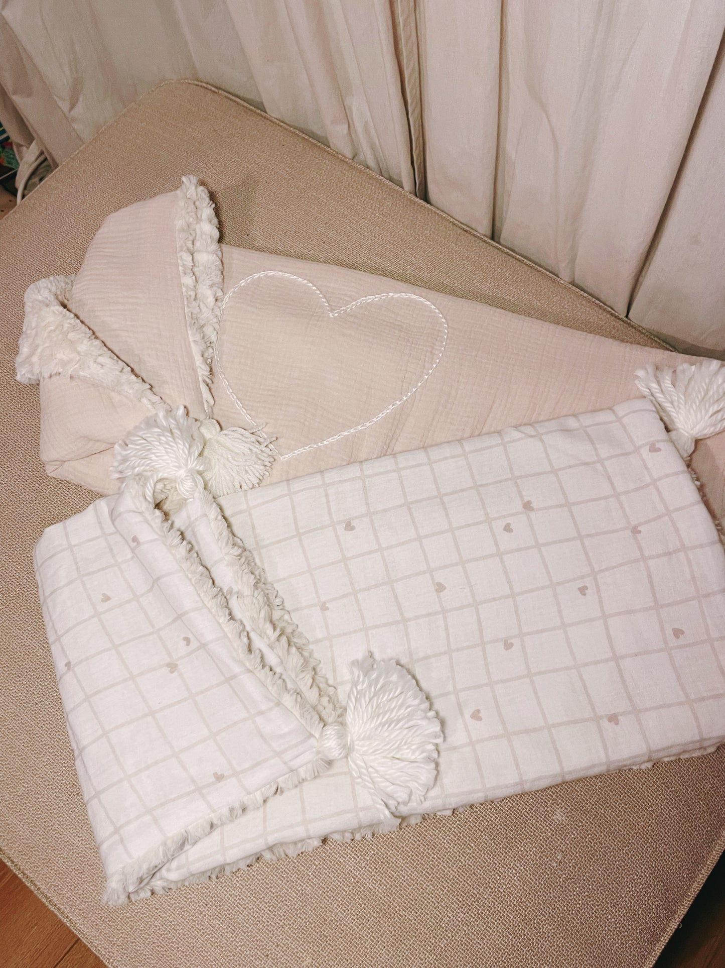 Couverture bébé Luce - Carreaux et petits coeurs ♡