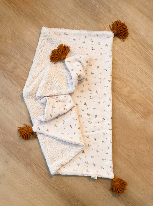 Couverture de naissance pour bébé personnalisable avec pompoms, fausse fourrure et motifs mignons.